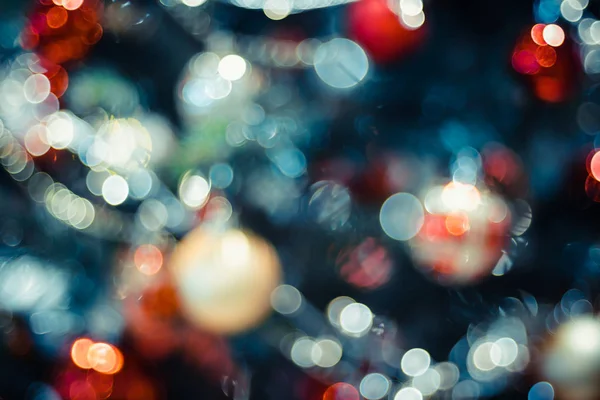 抽象的彩色模糊装饰球和轻弦在圣诞节上的应用 — 图库照片