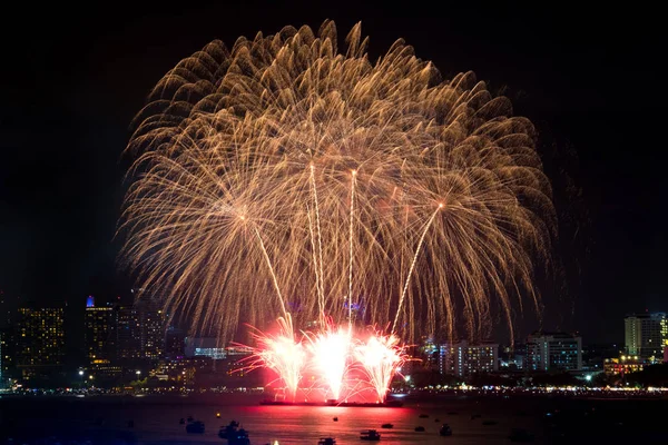 Šťastný Nový rok ohňostroj nad městskou krajinou v noci.holiday celebra — Stock fotografie
