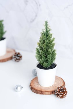 Çam kozalaklı Noel ağacı, ahşap kütüğün üzerinde dekor xmas topu