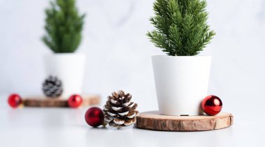 Çam kozalaklı Noel ağacı ve beyaz masa üzerinde dekor xmas topu