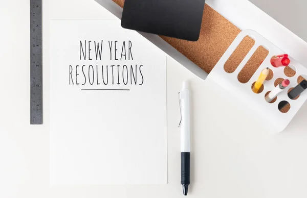 Top view nouvelles résolutions de l'année 2020 note de papier sur les bureaux modernes s — Photo