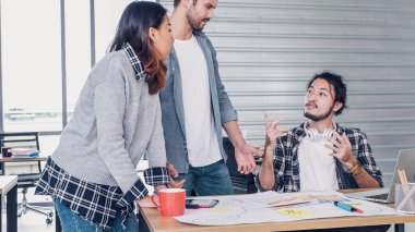 rahat toplantı masasında yaratıcı tasarımcı takım argümanı ve yürüyüş