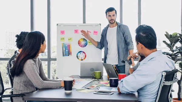 Réunion créative diversifiée de concepteur au bureau.brainstrom employé — Photo