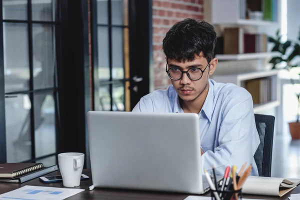 Asiático empresário woking com laptop e papel trabalho na mesa em — Fotografia de Stock