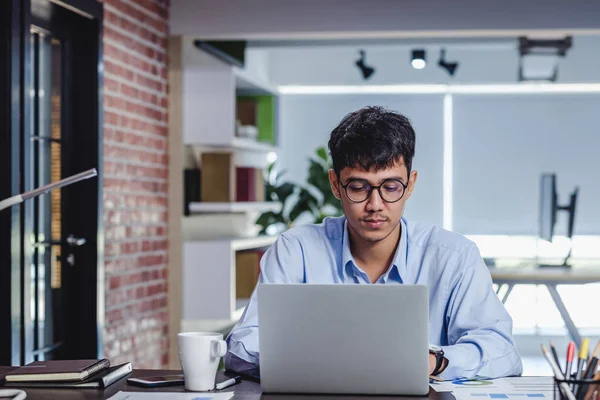Asiático empresário woking com laptop e papel trabalho na mesa em — Fotografia de Stock