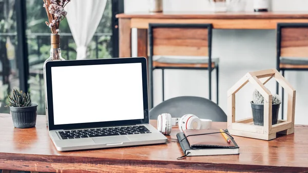 Mockup üres képernyő laptop a kávézóban a notebook a fa — Stock Fotó