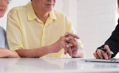 kıdemli çift evde finansal planlayıcısı tavsiye almak.evde yaşlanma