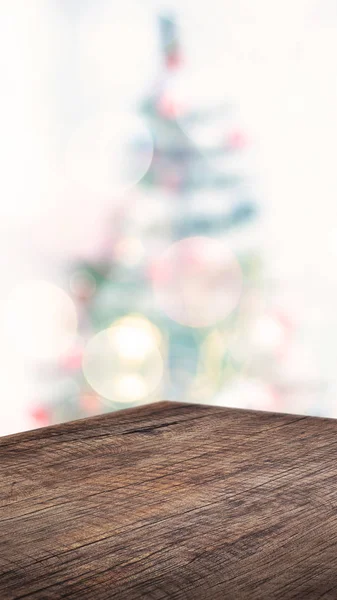 抽象的なクリスマスツリーの装飾と空の角度茶色の木のテーブル — ストック写真
