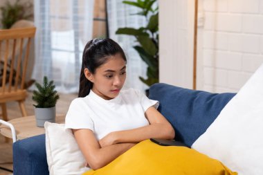  Mutsuz, bunalımlı, evde yalnız bir kadın, öyle uzanıyor ki...