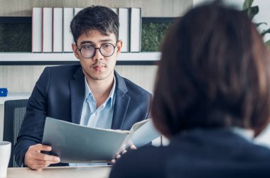 görüşmeci aday ile işadamı görüşme nial görmek