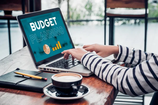 Close-up hand van influencer budget planning voor online media adv — Stockfoto