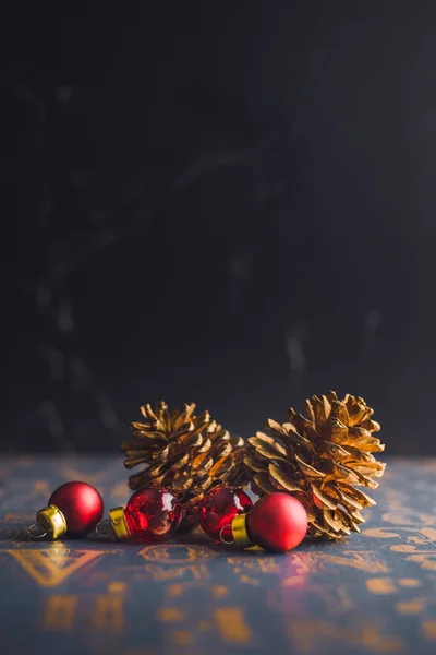 ビンタ上のクリスマスゴールド松のコアと赤ガラスボールの装飾 — ストック写真