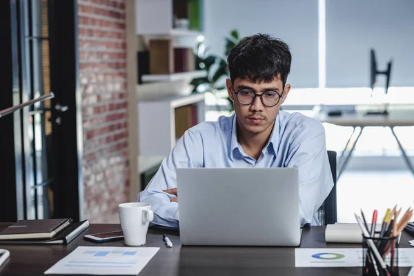 Asiático empresário woking com laptop e papel trabalho na mesa em — Fotografia de Stock