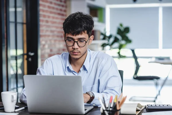 Asya işadamı masaüstü ile laptop ve kağıt çalışma ile Woking — Stok fotoğraf