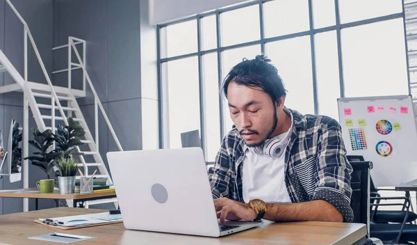 Kreativ designer känner sömnig medan du arbetar hårt med laptop på — Stockfoto