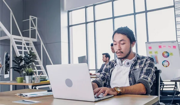 Kreativ designer känner sömnig medan du arbetar hårt med laptop på — Stockfoto