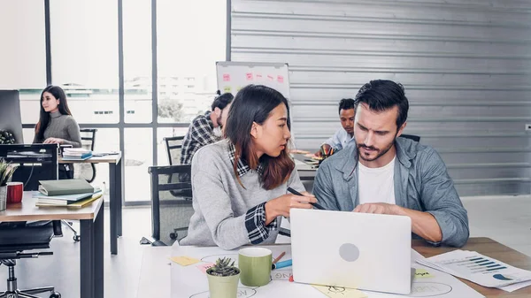 Creative designer casual möte med laptop på skrivbordet på modern o — Stockfoto