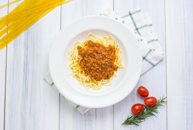 Et soslu, masa örtülü leziz spagetti bolonezi.