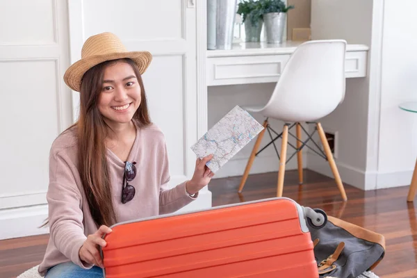 Jeune asiatique femme voyageur préparer tissu et trucs en orange s — Photo