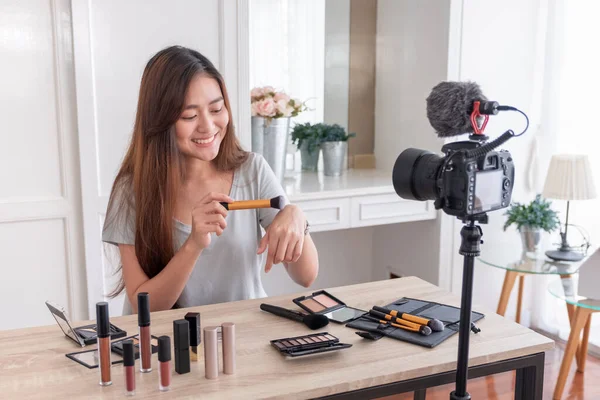 Asiatique Jeune Blogueuse Enregistrement Vidéo Vlog Avec Maquillage Cosmétique Maison — Photo