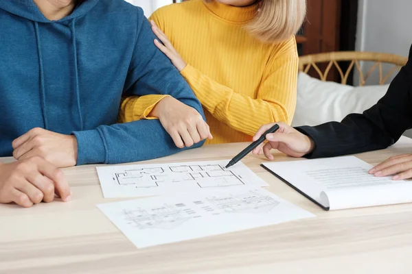 Asiática Feliz Pareja Comprando Casa Nueva Con Agente Bienes Raíces —  Fotos de Stock