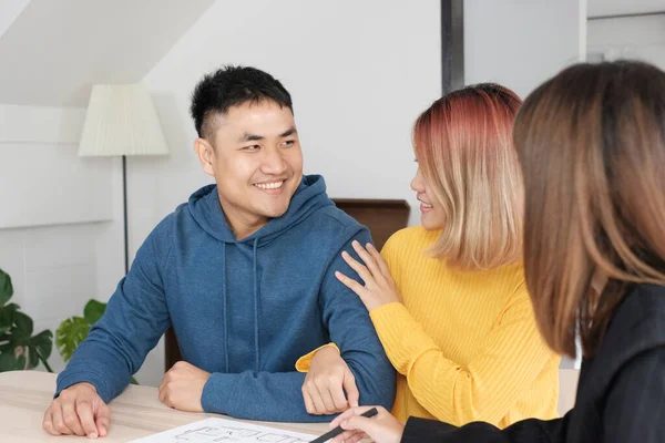 Asiatiska Lyckliga Paret Att Köpa Nya Hem Med Mäklaren Agent — Stockfoto
