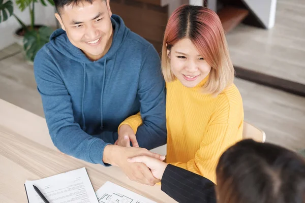 Asian Happy Couple Getting Key Handshake Realtor Agent Smiling Face — Stock Photo, Image