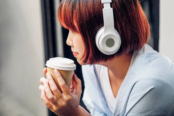 Asyalı Kadın Müzik Dinliyor Kahve Içiyor Hafta Sonu Rahatla — Stok fotoğraf