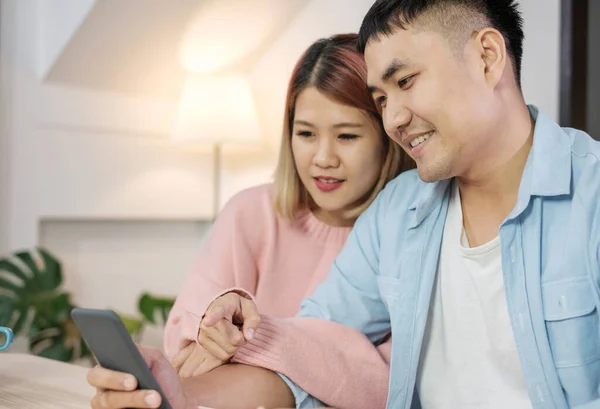 Asiatiska Par Använder Mobiltelefon Shopping Nätet Med Kreditkort Tillsammans Vardagsrummet — Stockfoto