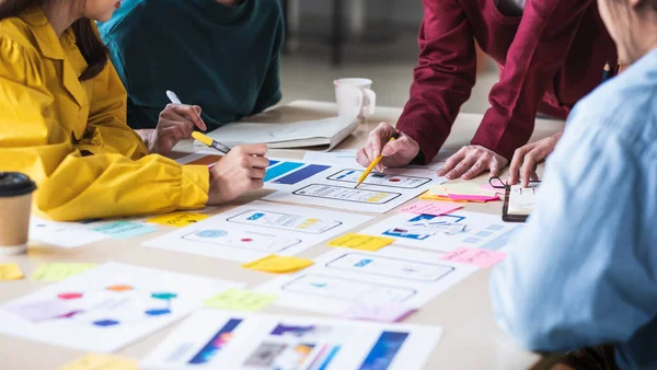 Närbild Utvecklare Och Designer Brainstorming Mobilapp Gränssnitt Wireframe Design Bordet — Stockfoto