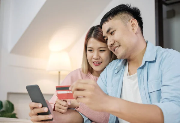 Asyalı Çift Evdeki Oturma Odasında Cep Telefonu Alışverişini Birlikte Kredi — Stok fotoğraf