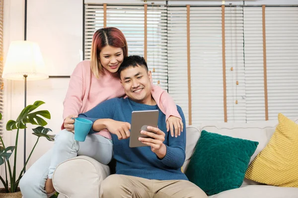 Asyalı Çift Evdeki Oturma Odasındaki Kanepede Video Izliyorlar Sevgililer Birlikte — Stok fotoğraf