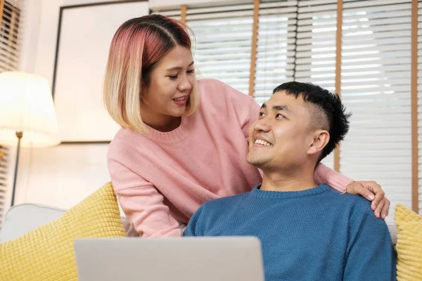 Asiatiska Par Tittar Video Live Laptop Soffan Vardagsrummet Home Lover — Stockfoto