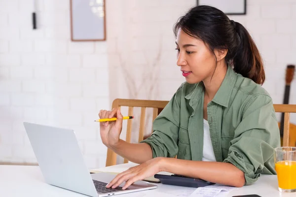 Asiatico Donna Uso Laptop Calcolatrice Calcolare Lavoro Progetto Bilancio Cucina — Foto Stock