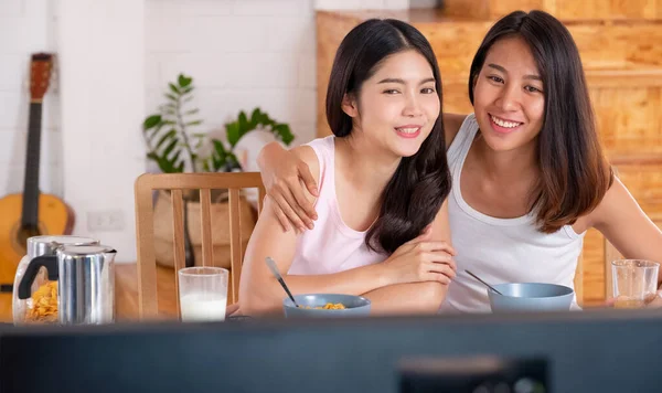 Glada Asiatiska Lesbiska Par Tittar Medan Äter Frukost Köket Mysiga — Stockfoto