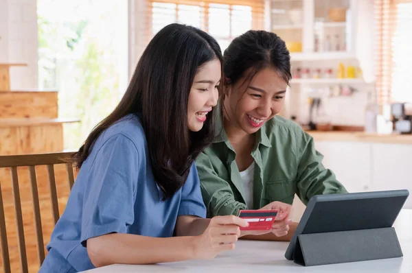 Ασιατικό Ζευγάρι Λεσβιών Χρησιμοποιώντας Tablet Και Πιστωτική Κάρτα Για Ψωνίσετε — Φωτογραφία Αρχείου