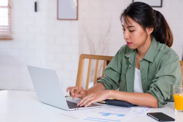 Asiatisk Kvinna Använder Laptop Och Kalkylator Beräkna Arbetsprojekt Budget Köket — Stockfoto