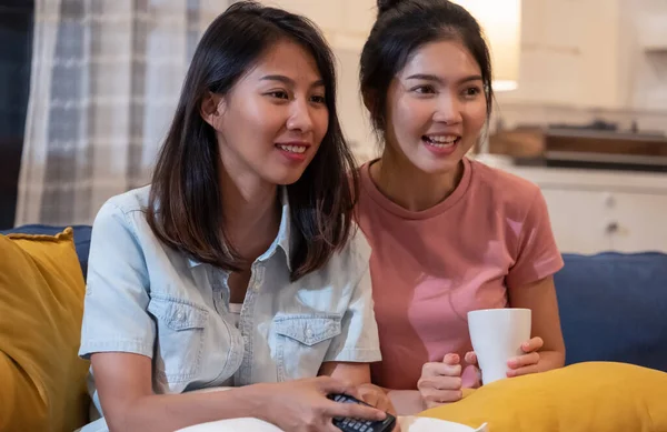 Щаслива Азіатська Пара Лесбіянок Дивиться Телевізор Разом Дивані Нічний Час — стокове фото