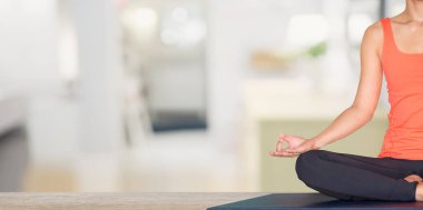 El Mudra 'yı yaparken yoga grubunun ellerini kapat ve evdeki oturma odasında meditasyon yap, sakinleş ve rahatla, sağlık ve sağlıklı yaşam tarzına yer aç, mesaj eklemek için yer bırak.