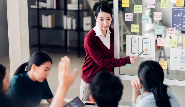 개발자와 디자이너가 White Board 만나는 모바일 인터페이스 디자인에 질문을 상사에게 — 스톡 사진