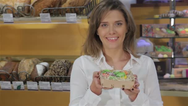 Frau zeigt Bonbons in der Konditorei — Stockvideo