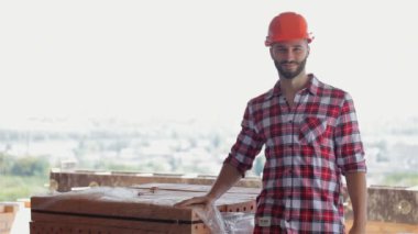 Builder inşaat malzemeleri tamamlar