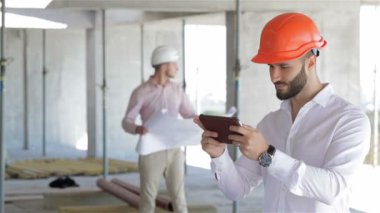 Architector dijital tablet ekranına bakar