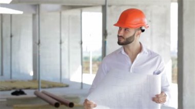 Mimar veya inşaat aşamasında binanın planına bakar