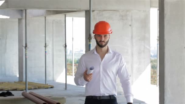 Kolunun altında planları seti ile Builder yürüyüş — Stok video