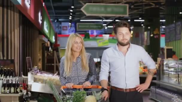 Jeune couple marche au centre commercial — Video