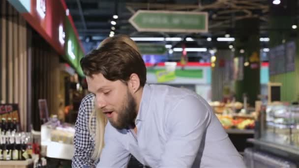 Casal jovem escolhe melão no supermercado — Vídeo de Stock