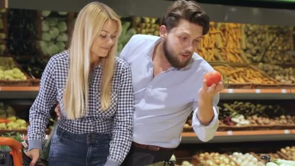 Paar kopen tomaten in het winkelcentrum — Stockvideo