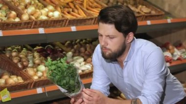 Adam süpermarkette fesleğen kokuyor