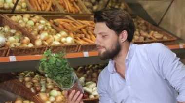 Adam tepsiye fesleğen koyar